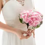 Come si porta il bouquet? Piccole dritte per spose insicure