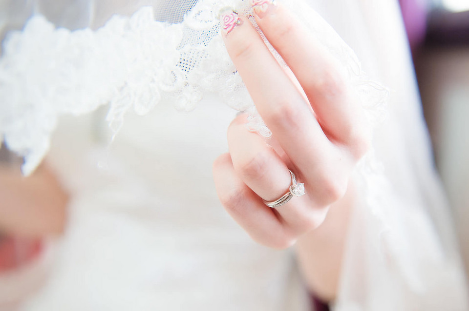 Guanti da sposa: quali acquistare, quando indossarli, come toglierli