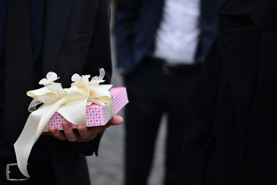 Regalo di matrimonio se non si partecipa: si fa o non si fa?